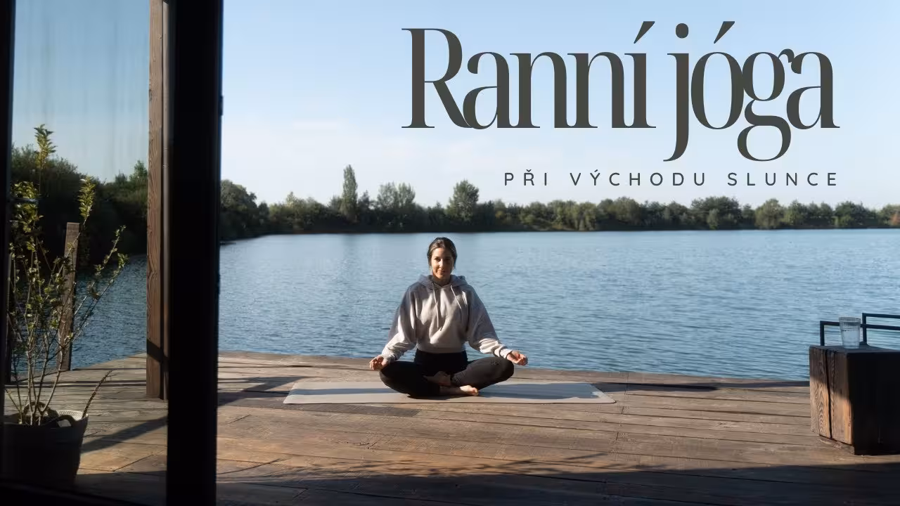 50 minut ranní jógy venku: Probuzení s východem slunce na houseboatu